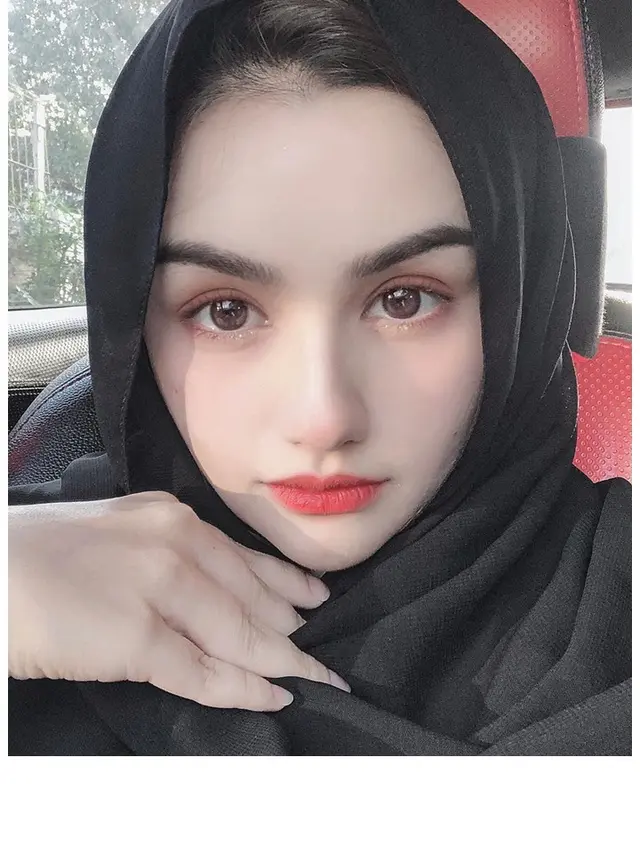 Jarang Tersorot, Ini 7 Potret Terbaru Ibu Sambung Teuku Rassya yang Memesona