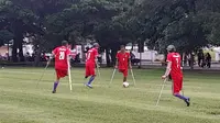 Para pemain Persewangi (Persatuan Sepak Bola Amputasi Banyuwangi) mengelar latihan di Taman Blambangan (Hermawan Arifianto/Liputan6.com)