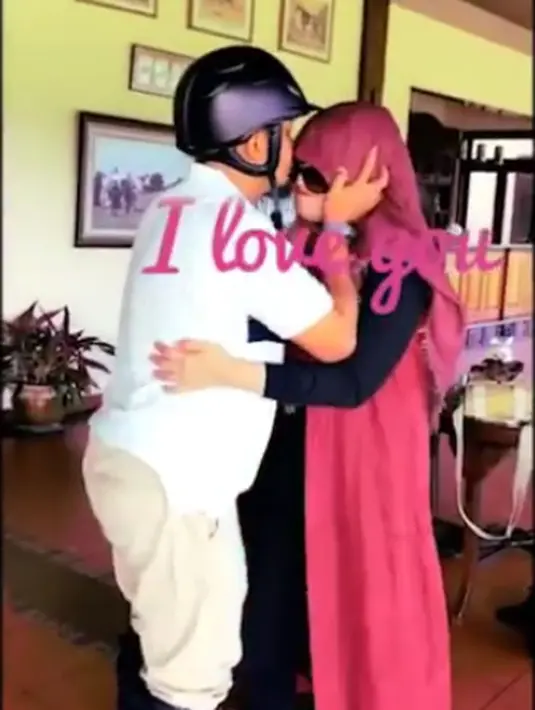 "Khusus untuk poligami hanya bagi yg mampu dg SYARAT SYARAT yg sangat berat, terutama kesiapan istri pertama dan keluarga, kalau tidak siap dan tidak mampu melakukannya, malah berakibat hancurnya bahtera rumah tangga," tulisnya. (yuni_syahla_aceh)