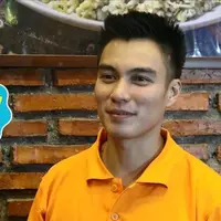 Baim Wong mengakui bahwa kekasih barunya saat ini bekerja di salah satu stasiun televisi. Bagaimana sih awal perkenalannya dan apa yang membuat Baim jatuh cinta dengan Veronica Jalah Laissti Timuran? 