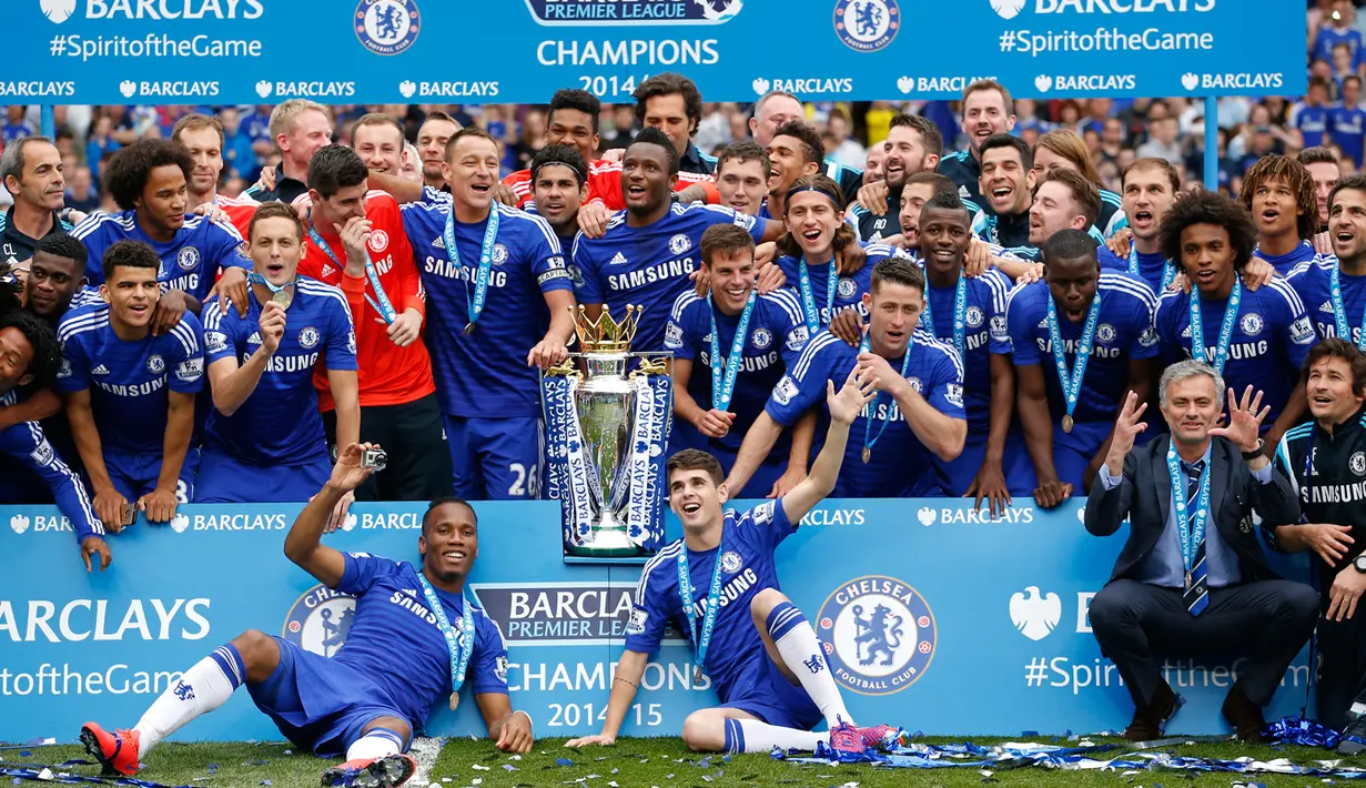 Para pemain Chelsea saat mengangkat trofi Premier League usai mengalahkan Sunderland 3-1 pada laga terakhir Premier League 2014-15 di Stamford Bridge, Minggu (24/5/2015). Chelsea memperoleh poin 87 di klasemen akhir Premier League. (Reuters/John Sibley)