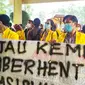 Puluhan mahasiswa Unilak Pekanbaru berdemonstrasi di gedung rektorat mendesak pemberhentian tiga rekannya dicabut. (Liputan6.com/M Syukur)