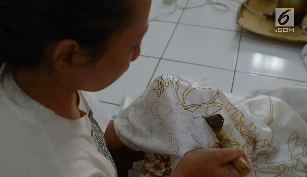 Warga melakukan proses pencantingan saat membuat kain batik di Rusun Rawa Bebek, Jakarta, Sabtu (6/7/2019). Kain dengan motif Jakarta dan motif lainnya ini dibuat oleh ibu-ibu penghuni rusun Rawa Bebek, mereka menjualnya dengan harga Rp1,5 hingga Rp 2,5 juta per kain. (merdeka.com/Imam Buhori)