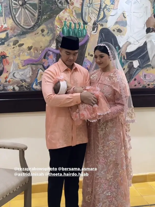 Kakak Ipar Erina Gudono Tampil Stunning di Acara Akikah Anaknya, Selvi Ananda dan kahiyang Ayu. [@rezaprabowophoto]