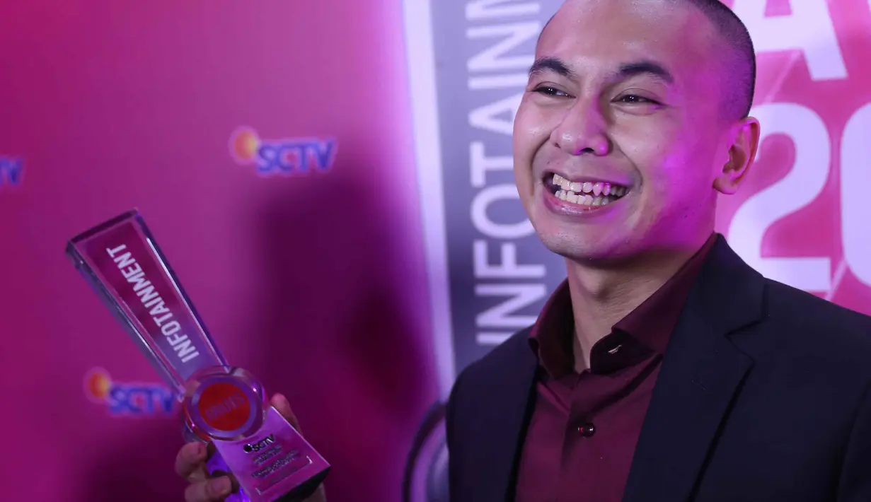 "Gue juga baru tahu, diumumim jam 12 malam. Gue enggak paham kayak gimana maksudnya. Tapi gue terjemahkan paling ditunggu kalau bikin karya. Kan gue juga jarang nongol di TV," ujar pemeran ‘Cinta Brontosaurus’ ini. (Nurwahyunan/Bintang.com)