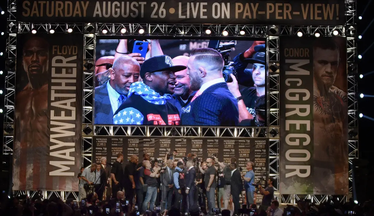 Petinju Floyd Mayweather Jr dan juara Mixed Martial Arts, Conor McGregor menghadiri acara jumpa pers di Staples Center, Los Angeles, 12 Juli 2017.  (AFP/Gene Blevins)