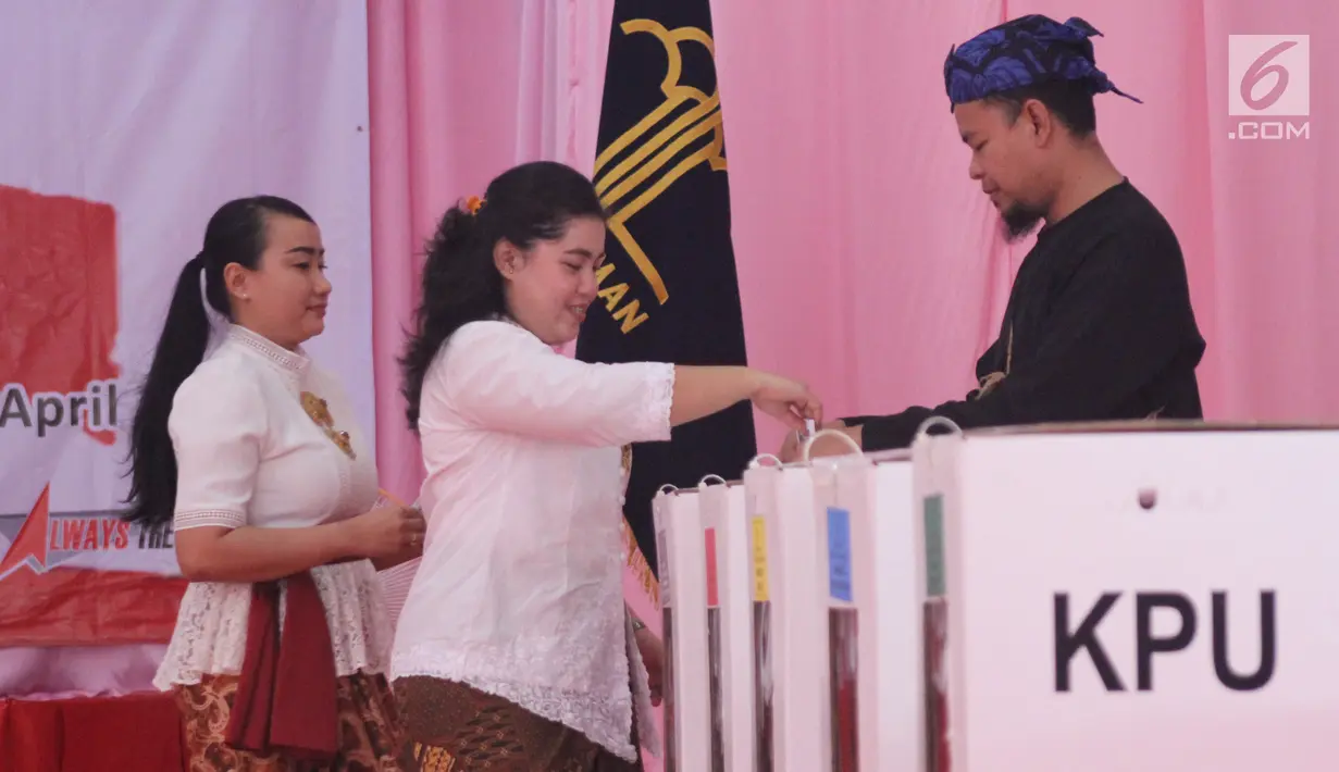 Penghuni lapas wanita menggunakan hak pilih di TPS 56 Lapas Pemasyarakat Perempuan Tangerang, Rabu (17/4). Penghuni Lapas Wanita menyalurkan hak pilihnya dengan berpakaian daerah,nuansa ini dipilih sekaligus untuk memperingati hari kartini yang akan jatuh pada bulan ini. (Liputan6.com/HO/Ading)