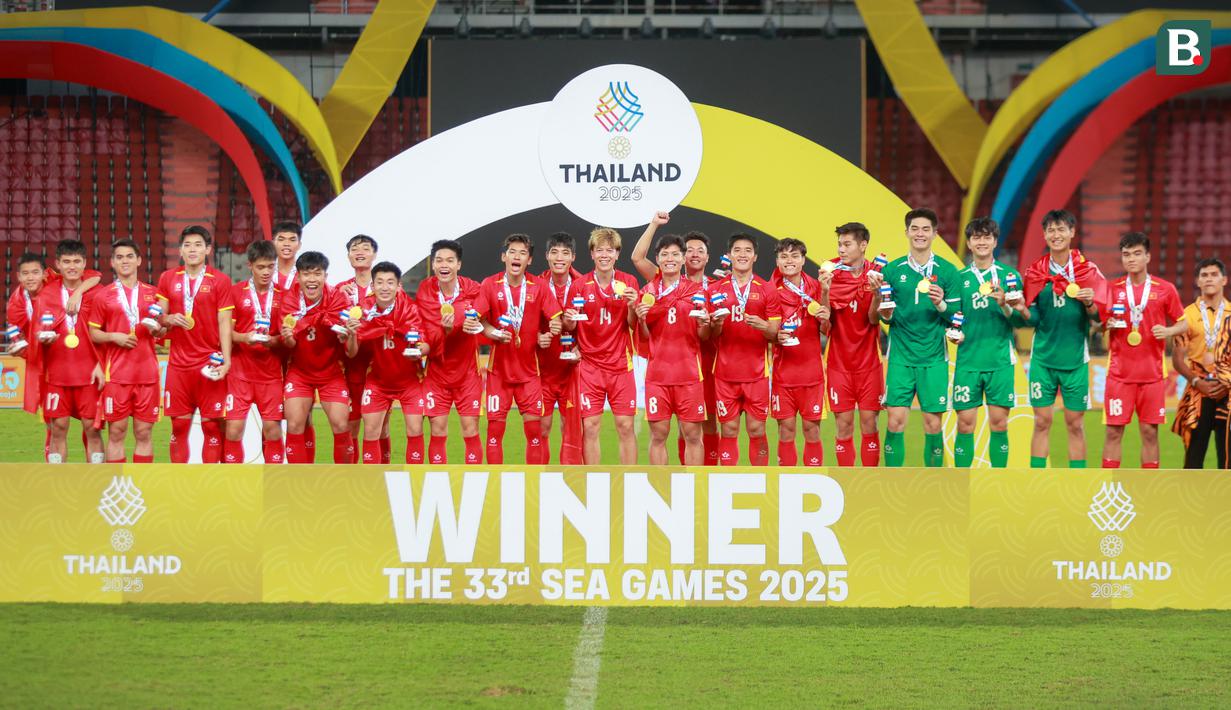 Timnas Vietnam U-22 pada saat meraih medali emas cabang olahraga sepak bola putra SEA Games 2025 yang berlangsung di Stadion Rajamangala, Bangkok, Thailand, Kamis (18/12/2025). (Bola.com/Bagaskara Lazuardi)