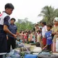 Menolong tidak sebatas hanya dengan memberi bantuan material tetapi juga bantuan moril.