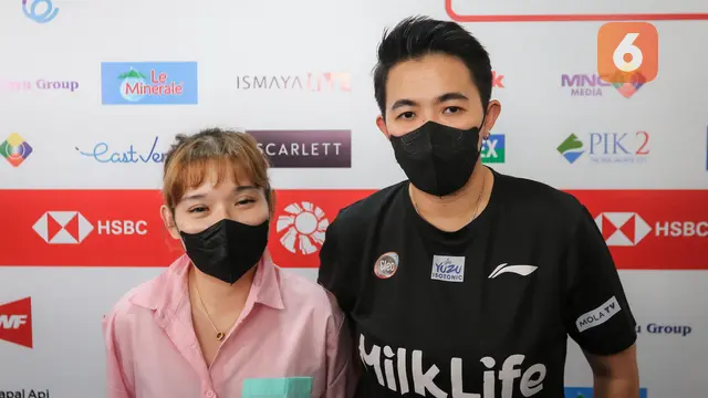 Pelatih Praveen/Melati, Vita Marissa (kanan) dan Dokter Oktaviani