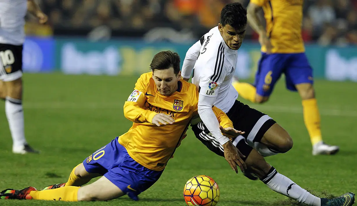 Pemain Barcelona, Lionel Messi, terjatuh saat berebut bola dengan pemain Valencia, Danilo Barbosa, pada laga La Liga Spanyol di Stadion Mestalla, Spanyol, Sabtu (5/12/2015). (AFP Photo/Jose Jordan)