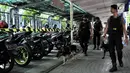 Tim K9 menggunakan anjing pelacak saat melakukan penyisiran jelang Misa Natal di Gereja Katedral, Jakarta, Senin (24/12). Sementara untuk misa Natal di Gereja Katedral Jakarta juga akan dilangsungkan dalam beberapa waktu. (Merdeka.com/Iqbal Nugroho)