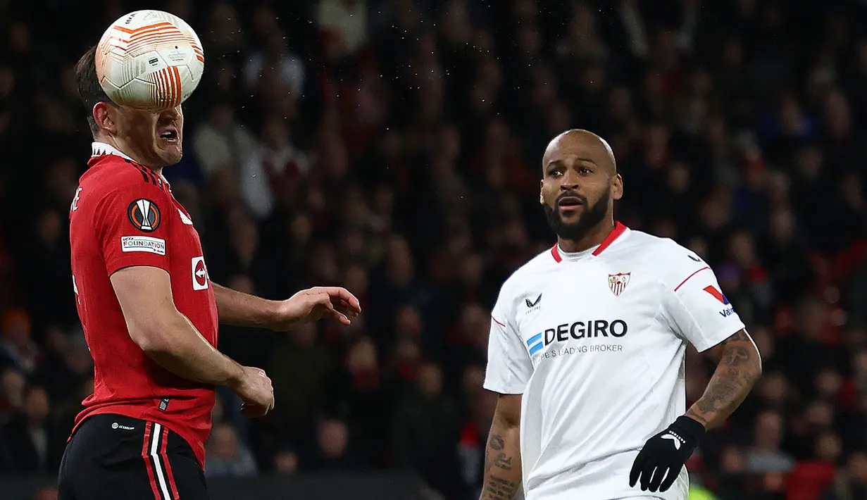 <p>Pemain Manchester United, Harry Maguire (kiri) mencetak gol bunuh diri pada laga leg pertama perempat final Liga Europa 2022/2023 melawan Sevilla di Old Trafford, Manchester, Jumat (14/04/2023) dini hari WIB. Laga berakhir dengan skor 2-2. (AFP/Darren Staples)</p>