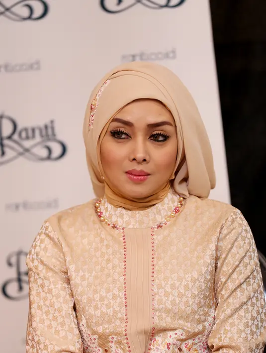 Keanggunan Terry Putri semakin terlihat dalam balutan busana hijab warna krem (Wimbarsana/Bintang.com)