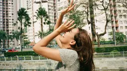 Perempuan kelahiran 26 September 2001 ini memang kerap bergaya candid. Jangan heran jika gaya candidnya selalu jadi pusat perhatian. Ya, hal itu dikarenakan gaya candid Mawar yang selalu terlihat sumringah dengan menunjukkan senyum manisnya yang menawan. (Liputan6.com/IG/@mawar_eva)