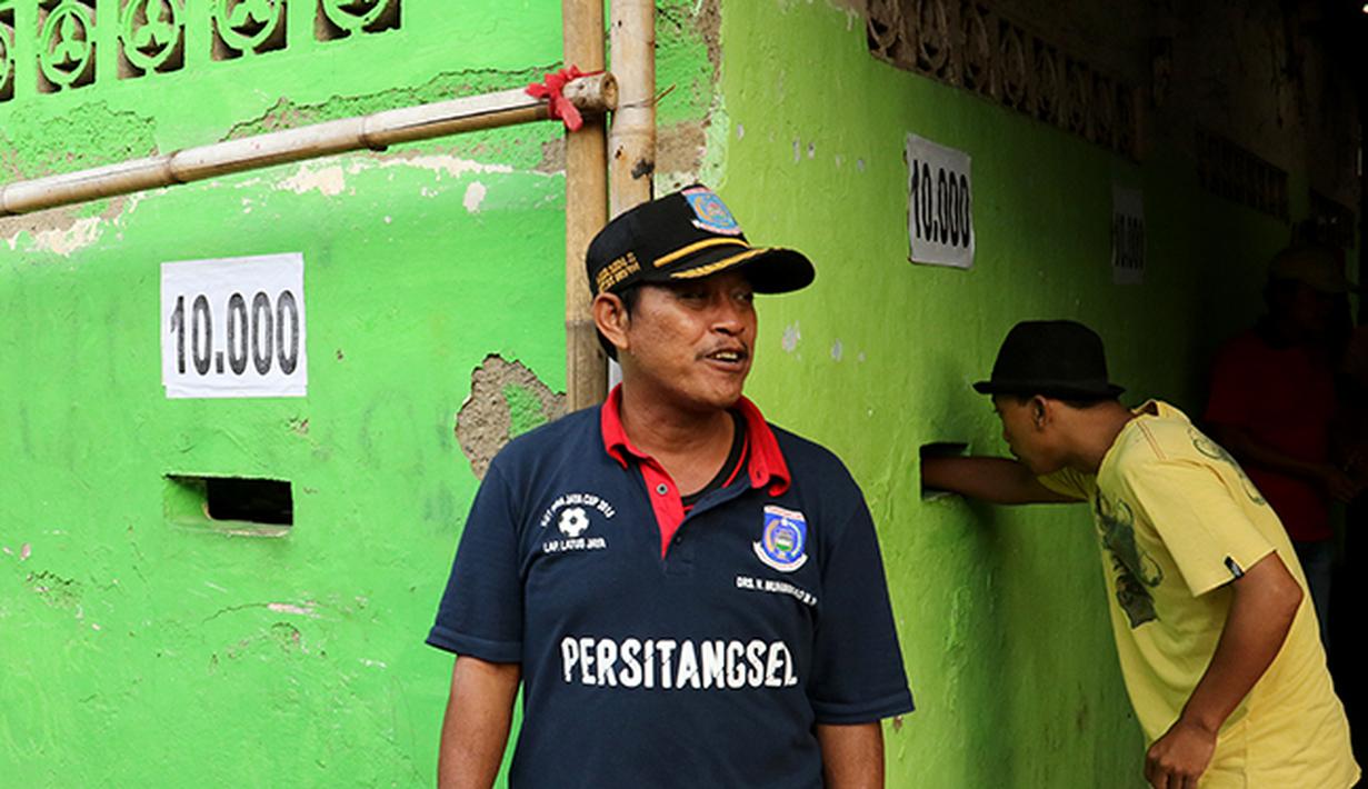 Loket tiket untuk menonton sepak bola tarkam. (Bola.com/Peksi Cahyo)