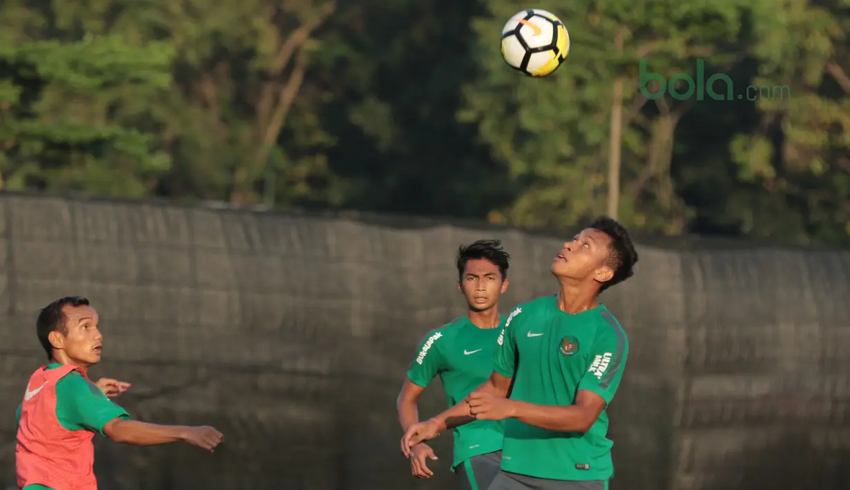 Duel Osvaldo Haay (kanan) dan Riko pada sesi latihan di Lapangan ABC Senayan, Jakarta (22/6/2018). Timnas melakukan persiapan untuk melawan Korea pada laga uji coba 23 Juni 2018. (Bola.com/Nick Hanoatubun)