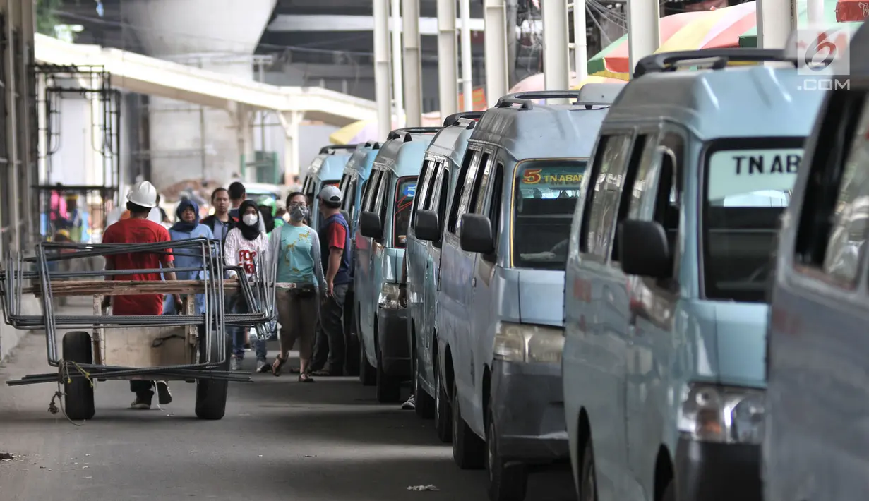 Sejumlah angkot dan pedagang kaki lima (PKL) mangkal di bawah Skybridge Tanah Abang, Jalan Jatibaru, Jakarta, Selasa (23/10). Banyak PKL dan angkot yang mangkal di Jalan Jatibaru menimbulkan kesemrawutan. (Merdeka.com/Iqbal Nugroho)