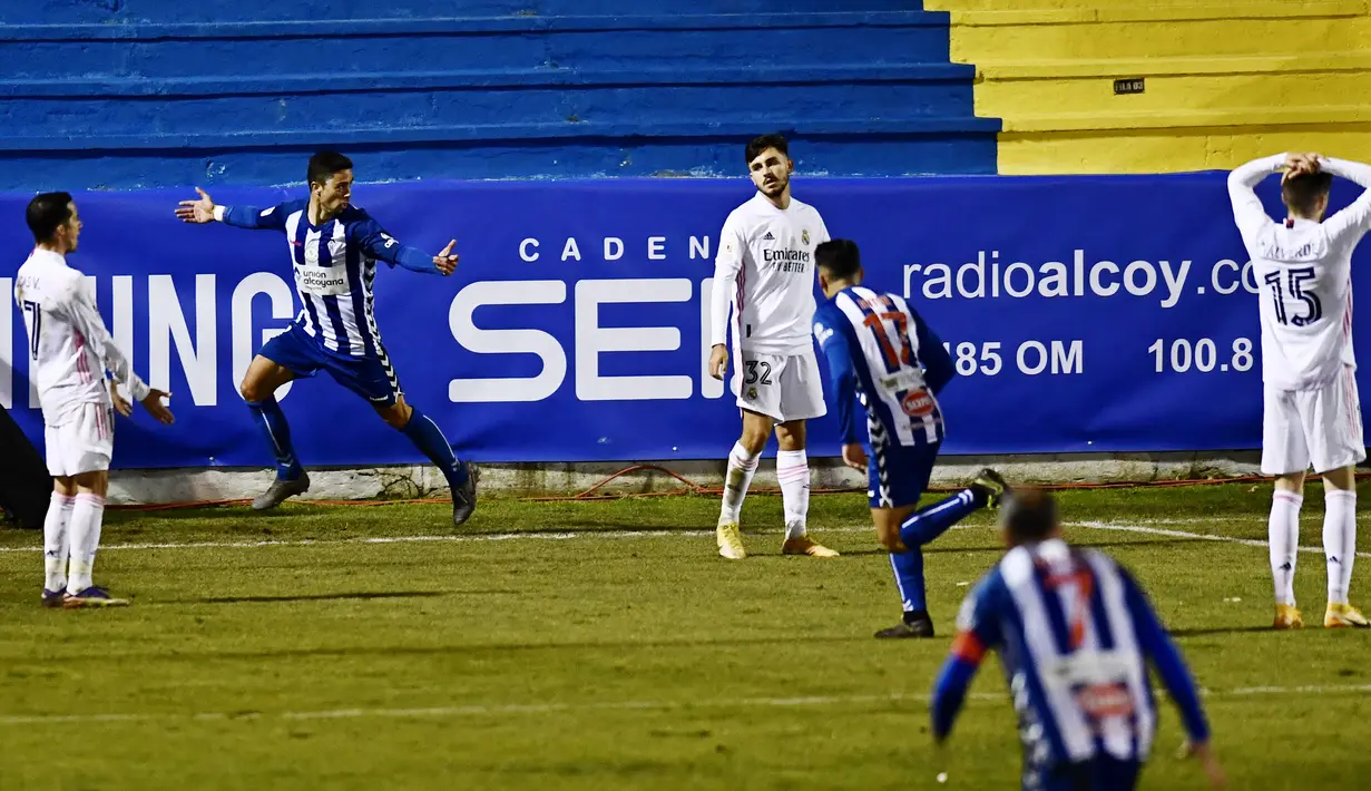 Pemain Alcoyano, Juanan, melakukan selebrasi usai mencetak gol ke gawang Real Madrid pada laga Copa del Rey di Stadion El Collao, Rabu (20/1/2021). Real Madrid takluk dengan skor 2-1. (AP/Jose Breton)