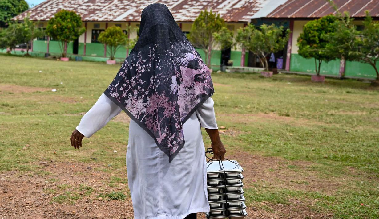 Angka tersebut mencakup 742.891 orang dari total 1.717.980 potensi penerima manfaat yang terdiri dari siswa sekolah, ibu hamil, menyusui, serta balita di 23 kabupaten dan kota. (CHAIDEER MAHYUDDIN/AFP)
