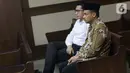 Tersangka dugaan suap ke Gubernur Kepri nonaktif Nurdin Basirun, Abu Bakar (baju batik) jelang menjalani sidang dakwaan di Pengadilan Tipikor, Jakarta, Rabu (2/10/2019). Abu Bakar didakwa membantu pengusaha Kock Meng memberikan suap terkait izin pemanfaatan laut. (Liputan6.com/Helmi Fithriansyah)