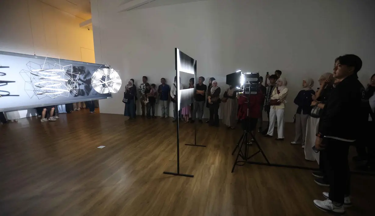 Kehadiran karya-karya ini memperluas interpretasi pameran dan menghadirkan perspektif baru dalam karya seni modern. Tampak dalam foto, pengunjung menikmati koleksi seni modern dan kontemporer karya Olafur Eliasson di Museum of Modern and Contemporary Art in Nusantara (MACAN), Jakarta, Minggu 12 April 2026. (Kapanlagi.com/Budy Santoso)