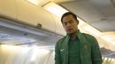 Kiper Timnas Indonesia, Andritany Ardhiyasa, saat berada di dalam pesawat yang mengantarnya terbang dari Thailand menuju Indonesia pada Minggu (18/12/2016). (Bola.com/Vitalis Yogi Trisna)