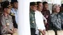 Presiden Jokowi meninjau kegiatan gladi bersih upacara HUT ke-71 Kemerdekaan RI di Istana Merdeka, Jakarta, Senin (15/8). Jokowi didampingi oleh Ketua DPD RI Irman Gusman meninjau gladi bersih tersebut. (Liputan6.com/Faizal Fanani)