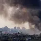 Foto yang diambil dari Israel selatan di perbatasan dengan Jalur Gaza ini menunjukkan asap mengepul di atas wilayah Palestina selama pengeboman Israel pada 18 Januari 2024. (JACK GUEZ/AFP)