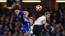 Bek Chelsea, David Luiz (kiri), berduel dengan striker Tottenham Hotspur, Harry Kane, pada laga pekan ke-13 Premier League di Stadion Stamford Bridge, Sabtu (26/11/2016). (AFP/Ben Stansall)