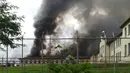 Asap hitam mengepul dari salah satu ruang tahanan Pusat Progresi Lembaga Pemasyarakatan di kota Bauru, barat laut Sao Paulo, Brasil, Selasa (24/1). Tak kurang dari 150 narapidana melarikan diri setelah kerusuhan yang memicu kebakaran. (STR/RECORD TV/AFP)