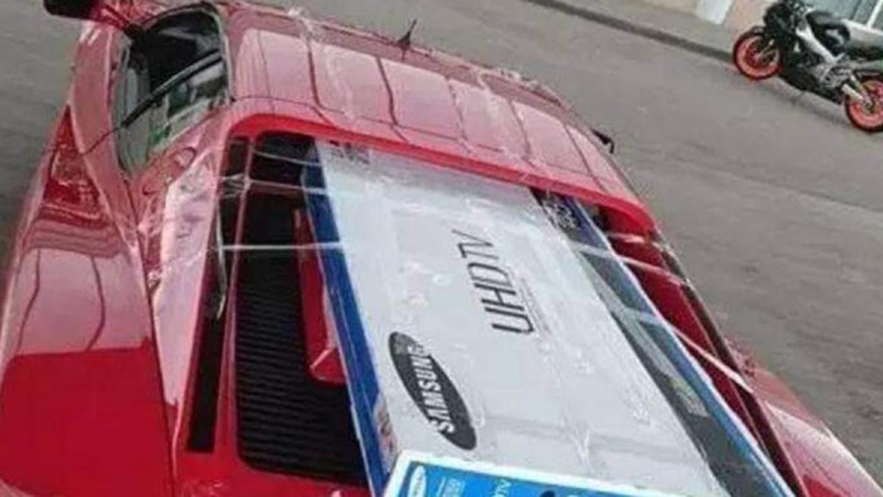 Begini Cara Pemilik Ferrari Mengangkut TV Berukuran Jumbo. (foto: Carscoops)