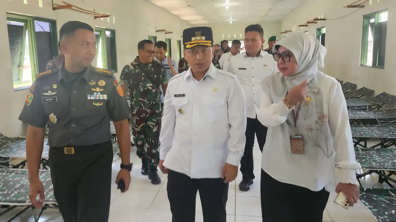 Wali Kota Depok, Supian Suri saat mengunjungi kesiapan pendidikan karakter di Divisi 1 Kostrad, Depok.