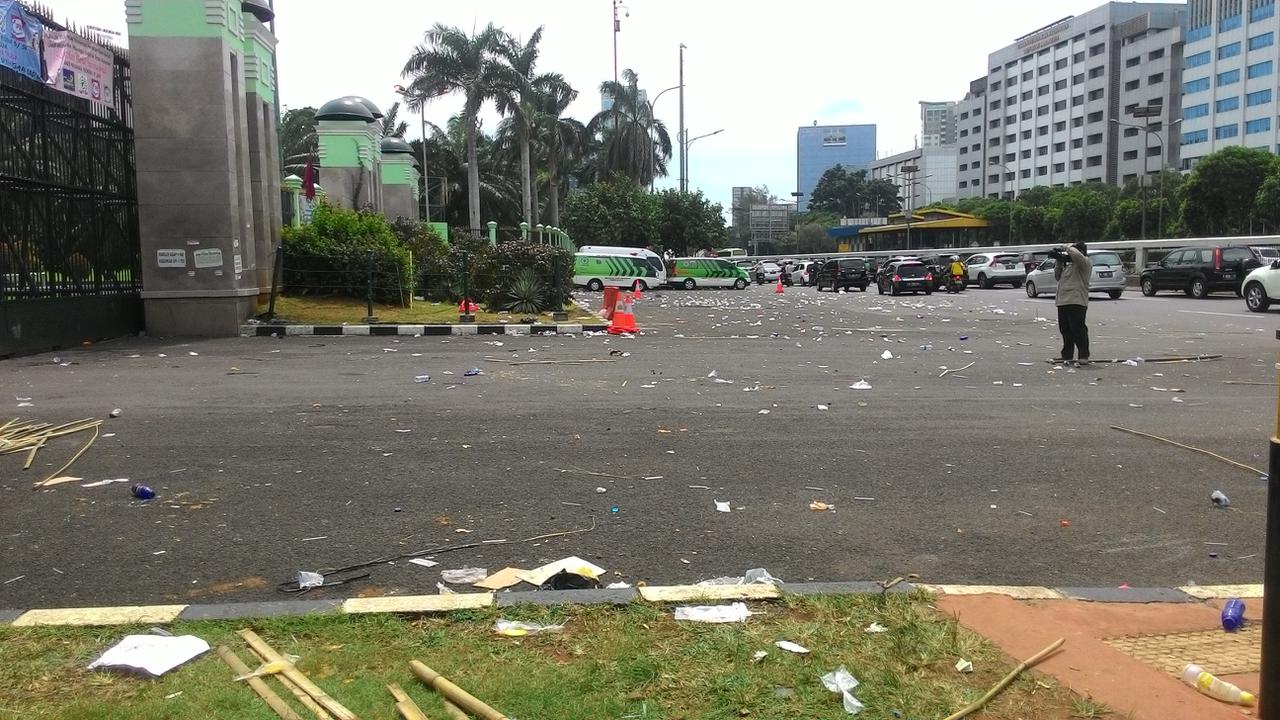 Bergeser ke GBK, Buruh Tinggalkan Sampah Berserak di Gerbang DPR