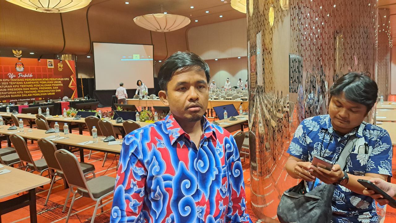 Komisioner KPU RI Idham Holik saat menjawab pertanyaan sejumlah wartawan. (Merdeka.com/Lydia Fransisca)