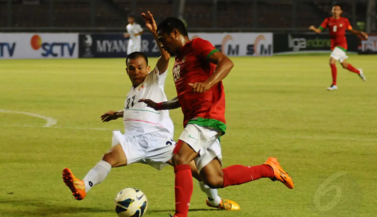 Bek Myanmar U-19, Nan Wai Min mencoba menahan pergerakan lincah pemain sayap Timnas Indonesia U-19, Ilham Udin Armayn (kanan) saat berlaga di Stadion GBK Jakarta, (5/5/2014). (Liputan6.com/Helmi Fithriansyah)