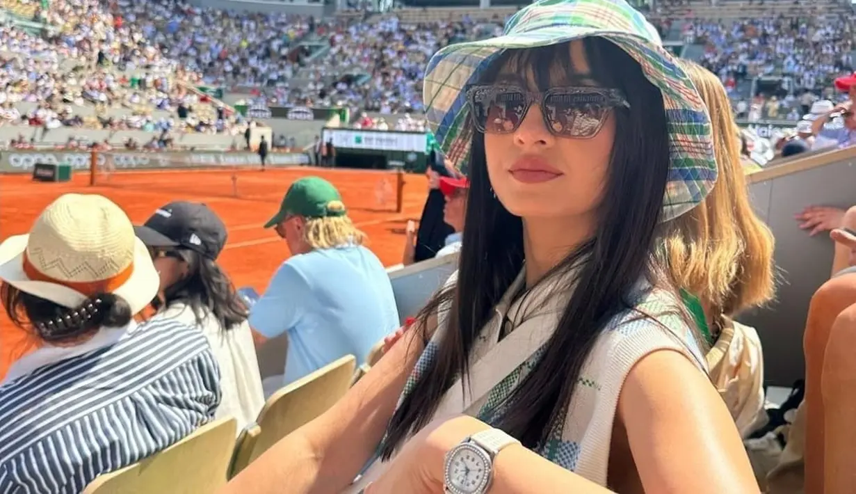 Inilah potret Raline Shah saat menghadiri pertandingan tenis di Rolland Garros, Perancis. Wanita 38 tahun ini terlihat menawan meski harus kepanasan. Raline Shah punya ketertarikan sendiri dengan olahraga tenis. (Liputan6.com/IG/ralineshah)