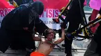 Sejumlah mahasiswa melakukan aksi menolak ISIS di Car Free Day, Bundaran HI, Jakarta, Minggu (15/3/2015). Mereka melakukan aksi teaterikal sebagai bentuk sindiran terhadap kekejaman ISIS. (Liputan6.com/Yoppy Renato) 