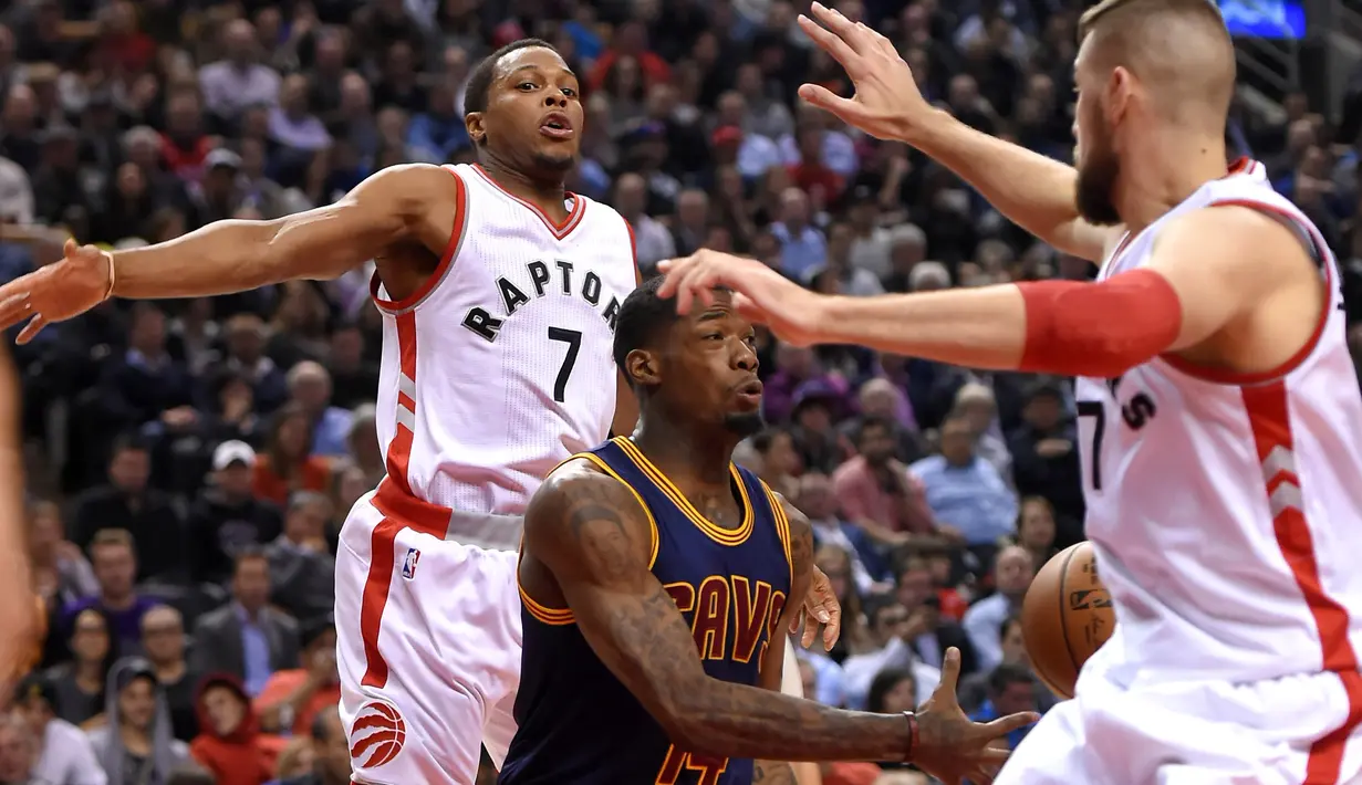 Pemain Cleveland Cavaliers, DeAndre Liggins #14 mengecoh pemain Raptors, Kyle Lowry #7 pada laga NBA di Air Canada Centre, (6/12/2016). (Reuters/Dan Hamilton-USA TODAY Sports)
