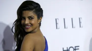 Aktris Priyanka Chopra saat menghadiri ELLE's 6th Annual Women In Television Dinner di Los Angeles, Rabu (20/1).  Miss World 2000 itu tampil cantik  mengenakan gaun biru one-shoulder. (REUTERS/Mario Anzuoni)