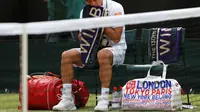 Petenis Jepang, Kei Nishikori, mengelap wajahnya dengan handuk saat rehat dalam laga kontra Marin Cilic dari Kroasia pada babak keempat WImbledon 2016, Senin (4/7/2016). (Reuters)