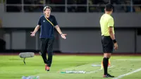 Pelatih kepala Borneo FC, Pieter Huistra memprotes keputusan wasit saat menghadapi Arema FC pada laga final Piala Presiden 2024 di Stadion Manahan, Solo, Minggu (4/8/2024). (Bola.com/Bagaskara Lazuardi)