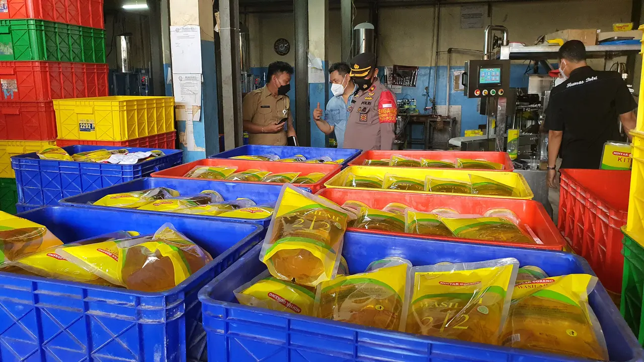 Anggota Polres Metro Depok saat mendatangi lokasi gudang repacking kemasan minyak goreng di Jalan Pasir Putih, Kecamatan Sawangan, Kota Depok