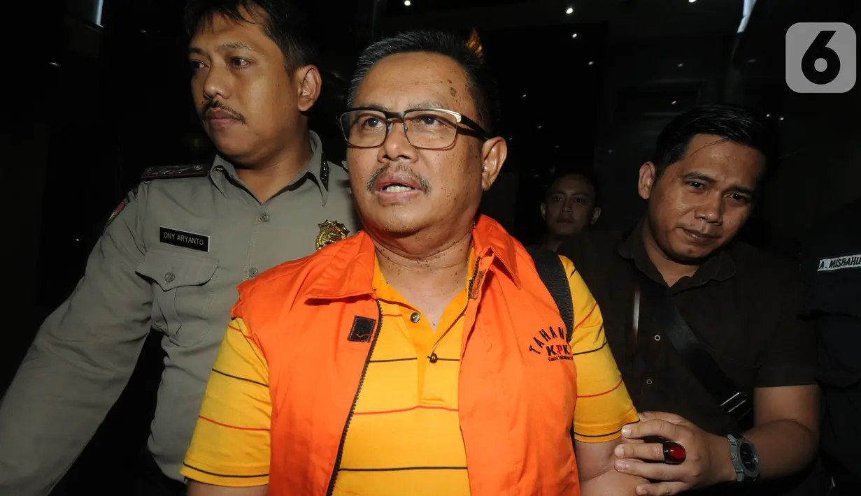 Bupati Indramayu, Supendi memakai rompi tahanan usai menjalani pemeriksaan di Gedung KPK, Jakarta, Rabu (16/10/2019). Supendi resmi ditahan untuk mempermudah pemeriksaan terkait dugaan menerima suap pengaturan proyek dilingkungan Pemkab Indramayu tahun 2019. (merdeka.com/Dwi Narwoko)