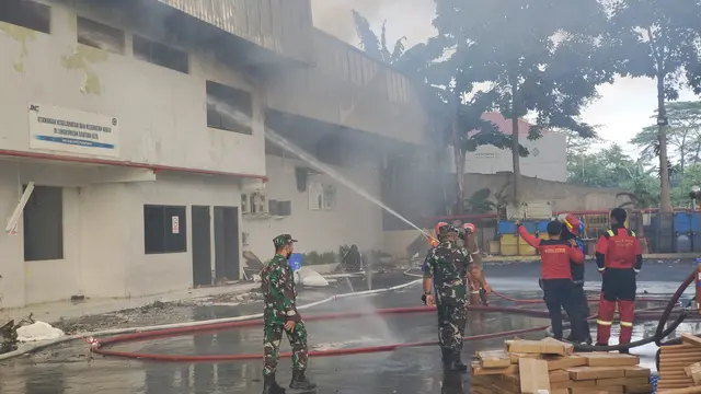 Gudang JNE mengalami kebakaran di jalan Pekapuran, Kecamatan Cimanggis, Kota Depok. (Liputan6.com/Dicky Agung Prihanto)