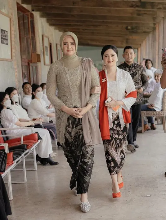<p>Penampilannya kekasih Dul Jaelani ini semakin mewah dengan menyemangatkan selendang merah yang serasi dengan warna stiletto heelsnya. Ia juga menambahkan bros logo Chanel pada selendang tersebut. @tissabiani</p>