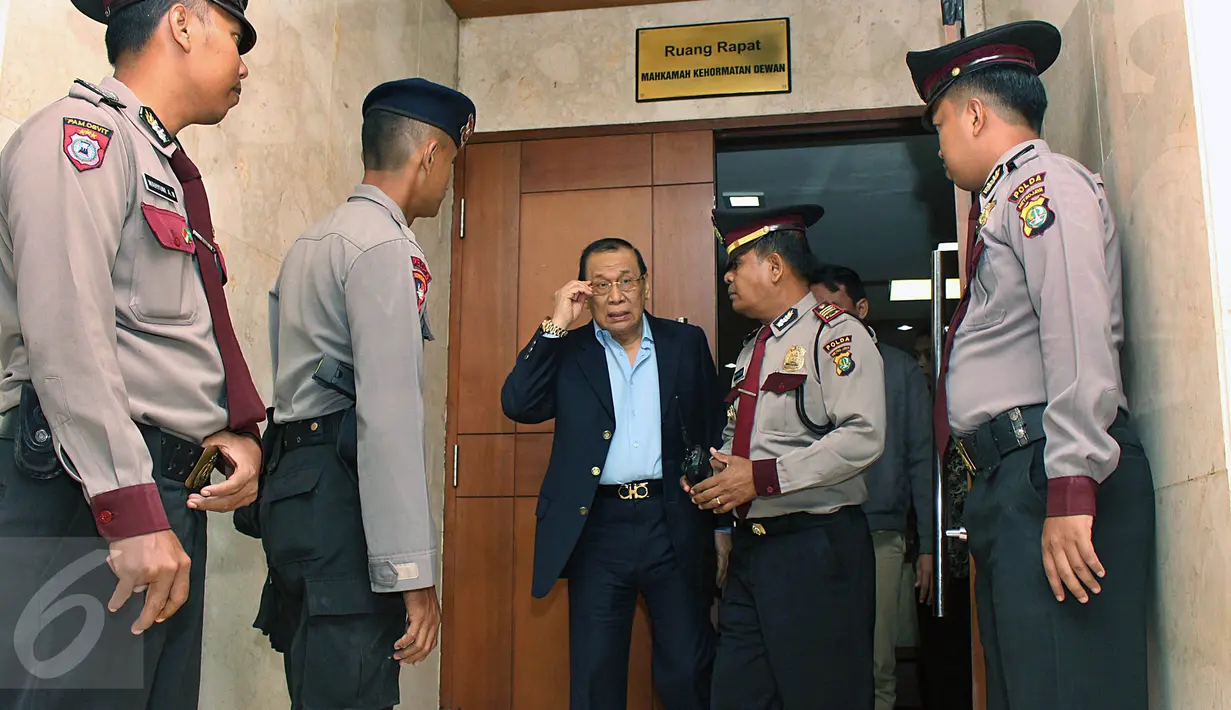 Wakil Ketua MKD, Kahar Muzakir dikawal polisi saat meninggalkan ruang sidang kasus dugaan pelanggaran etik Ketua DPR Setya Novanto di komplek Parlemen, Senayan, Jakarta, Selasa (1/12/2015). (Liputan6.com/Johan Tallo)