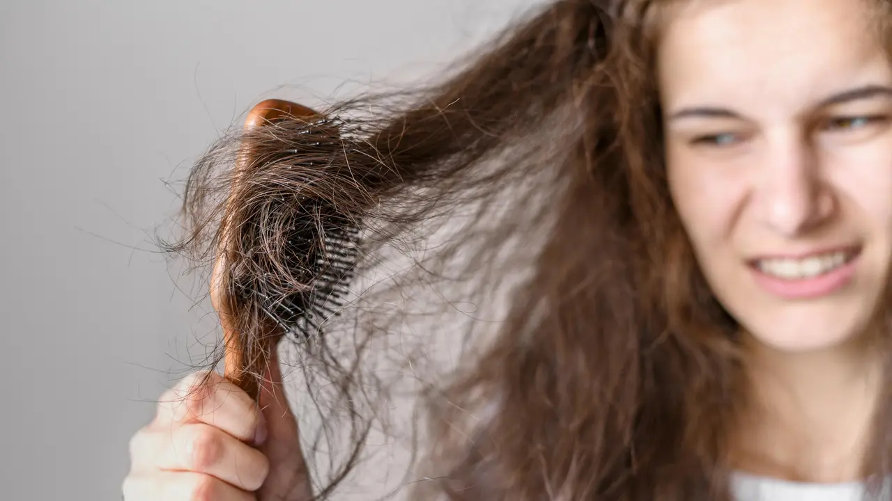 Perawatan Ujung Rambut Tipis agar Tidak Rapuh, Kunci Rambut Tetap Sehat dan Halus [Dok/freepik.com]