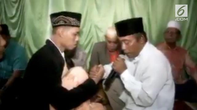 Seorang pria yang juga tunawicara melakukan ijab kabul saat hari pernikahannya.