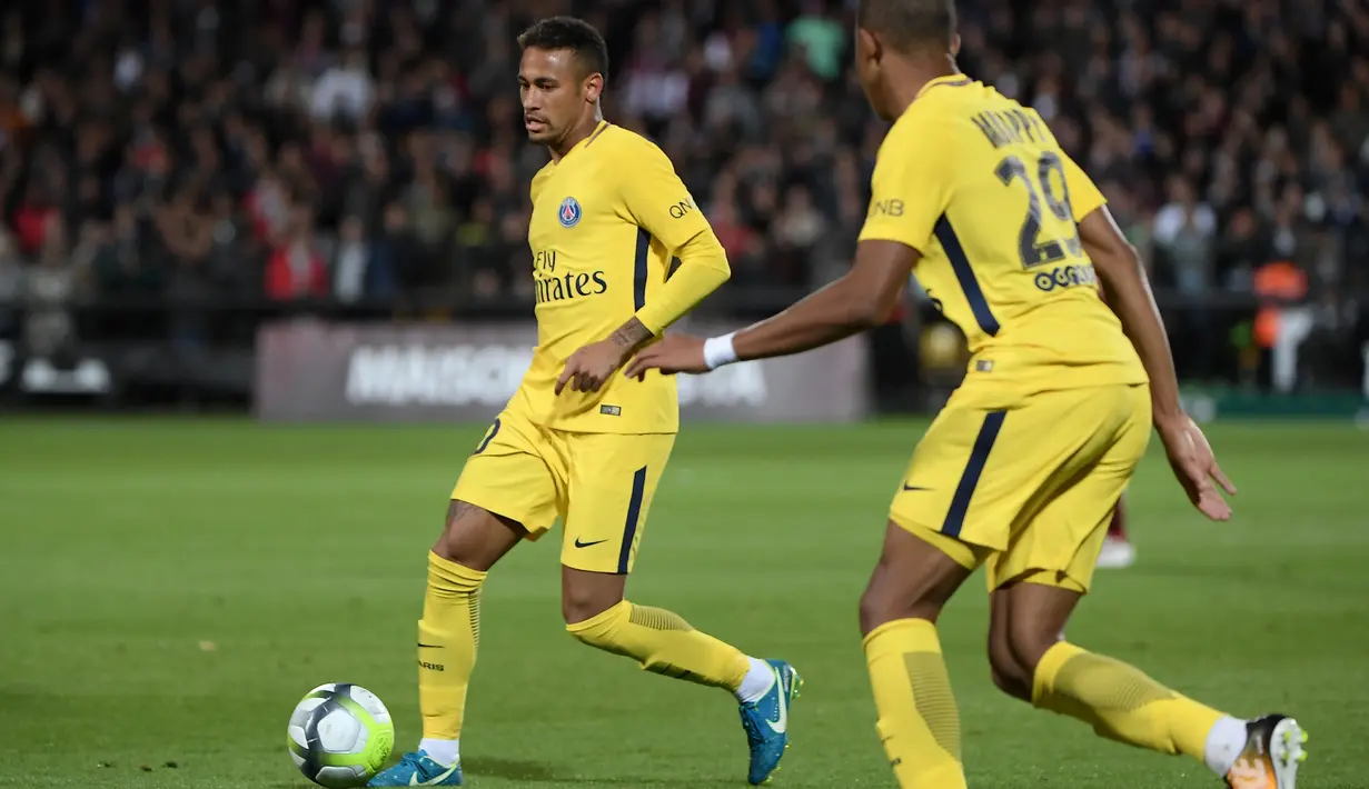 Penyerang PSG, Kylian Mbappe (kanan) dan Neymar saat bertanding melawan Metz pada laga lanjutan Ligue 1 di stadion Longeville-les-Metz, Prancis (8/9). PSG menang 5-1 atas Metz, Mbappe dan Neymar mencetak satu gol. (AFP Photo/Patrick Hertzog)